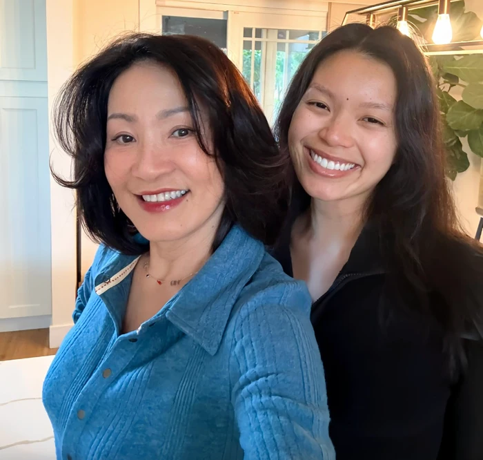 Con gái Hồng Đào ở xa bất ngờ về thăm mẹ - Hình 1