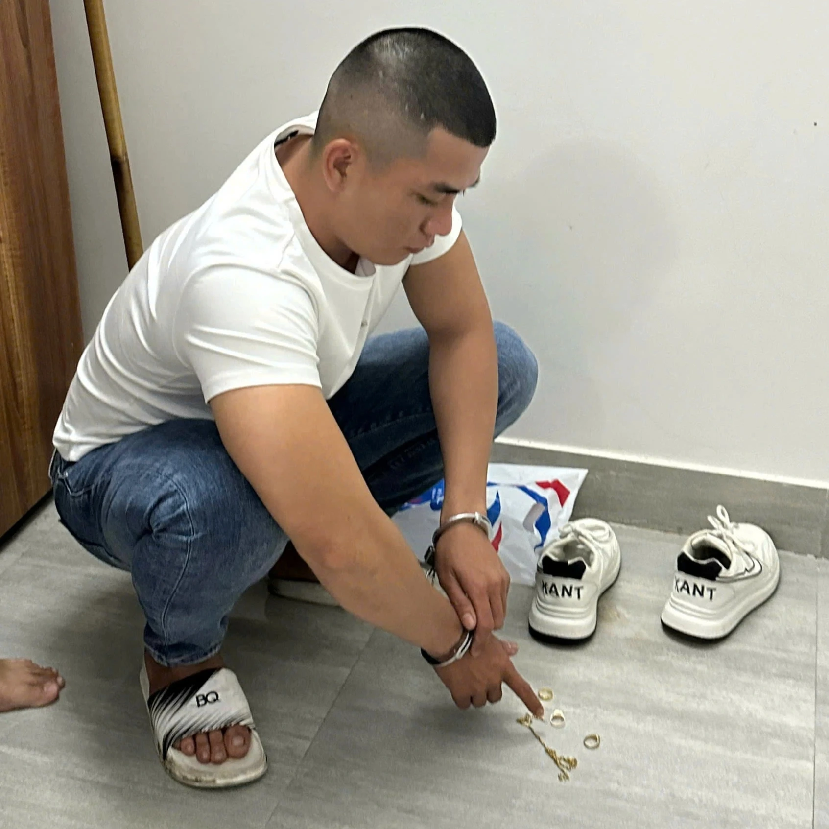 Mượn xe máy của anh ruột đi cướp - Hình 1