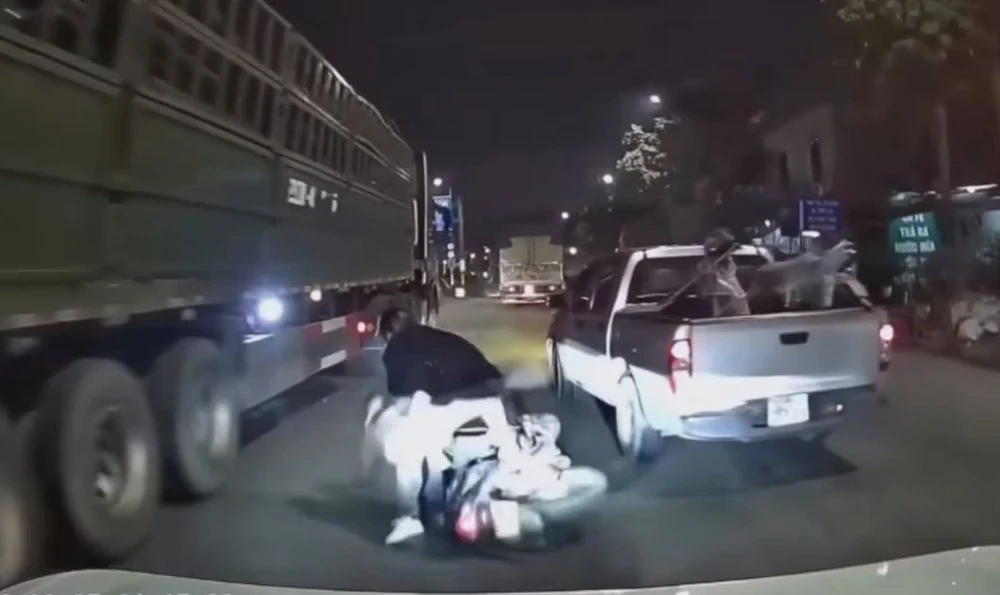 Truy tìm tài xế cố tình chèn ép khiến 3 người đi xe máy ngã sát bánh xe tải - Hình 1