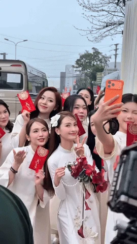 Tuyển thủ Đức Huy và MC Mù Tạt cực tình trong lễ cưới, cô dâu rạng rỡ như hoa giữa dàn phù dâu xinh đẹp - Hình 2