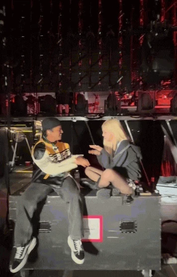 Rosé (BLACKPINK) bẽ bàng bị Bruno Mars ngó lơ toàn tập ở Grammy 2026 - Hình 3