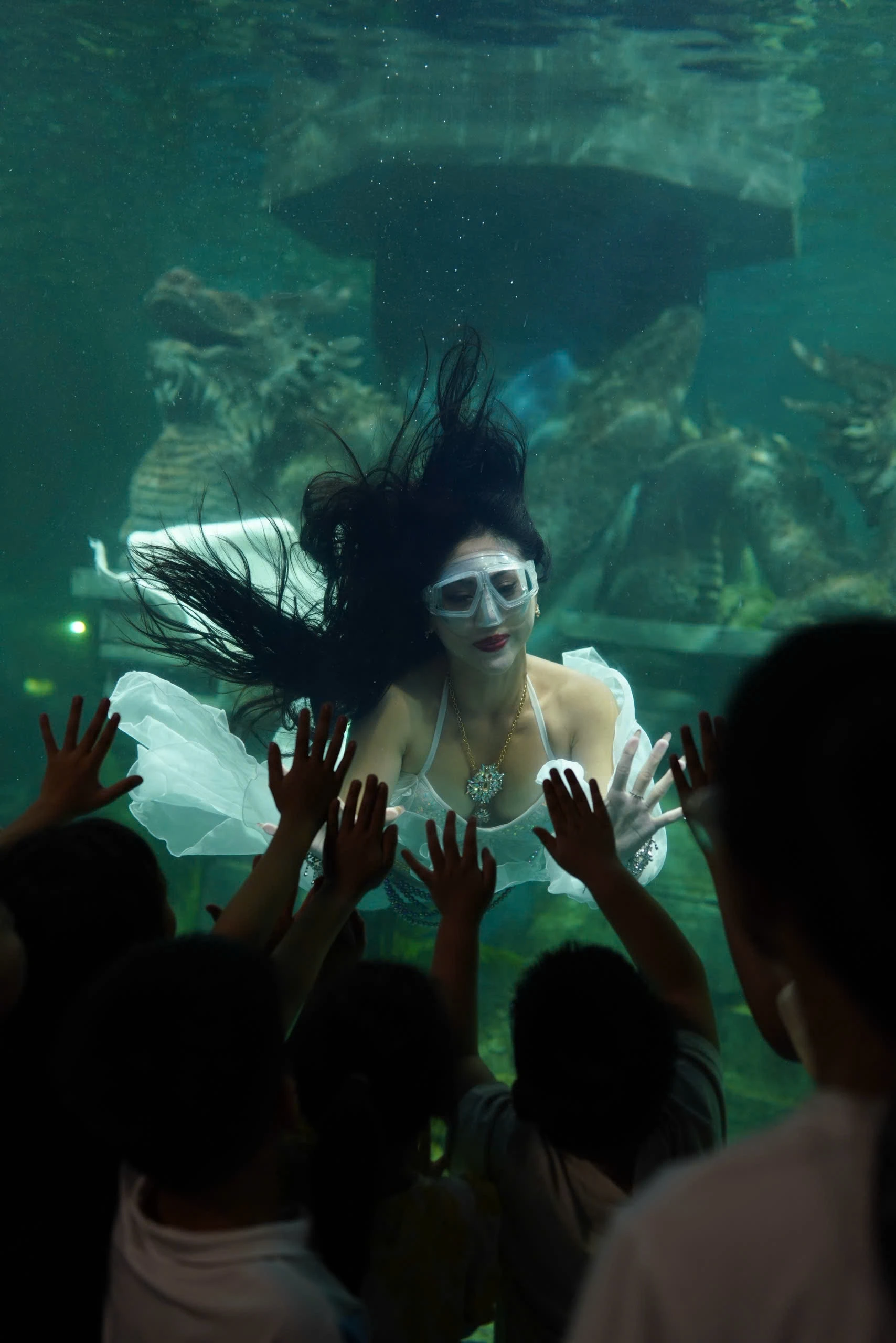 Nàng tiên cá tập gym, tập thở khắc nghiệt cho 25 phút biểu diễn - Hình 7