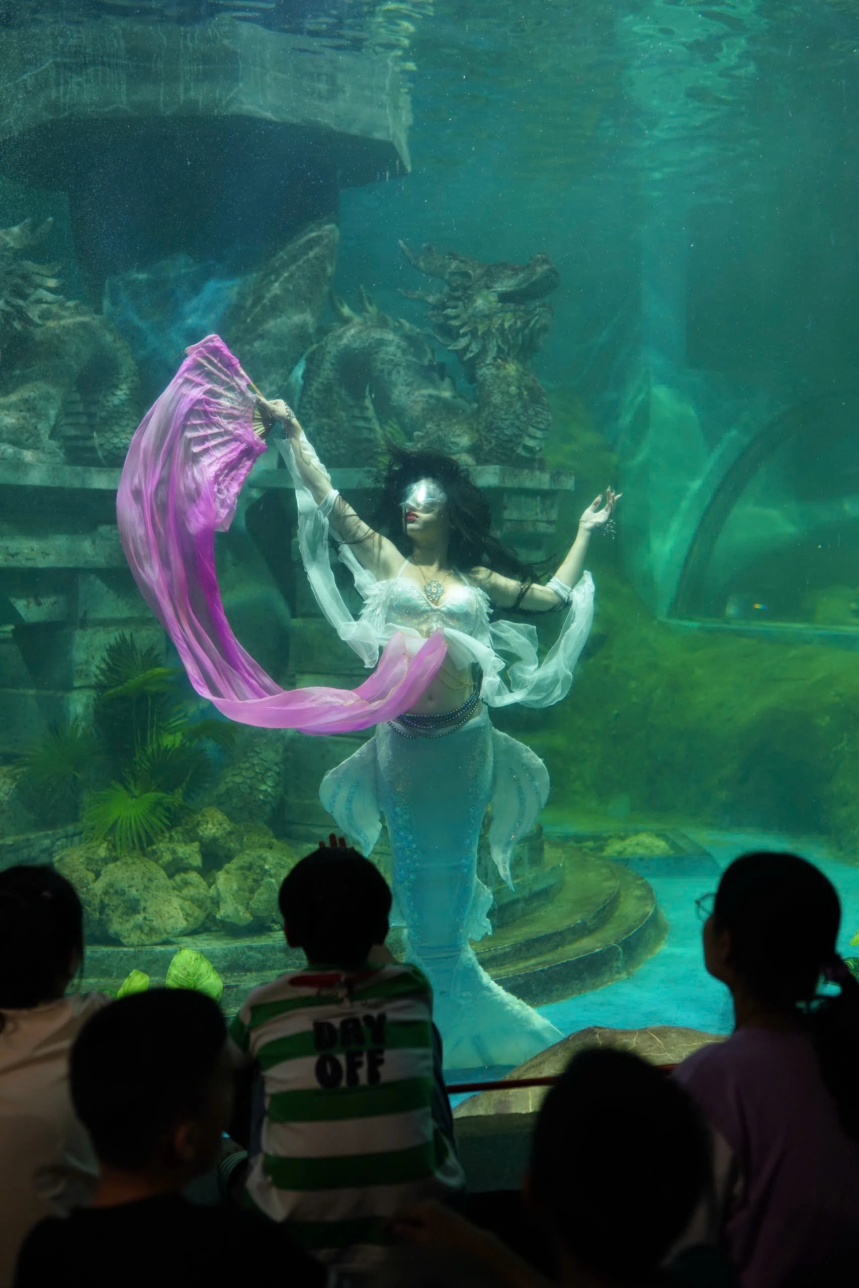 Nàng tiên cá tập gym, tập thở khắc nghiệt cho 25 phút biểu diễn - Hình 12