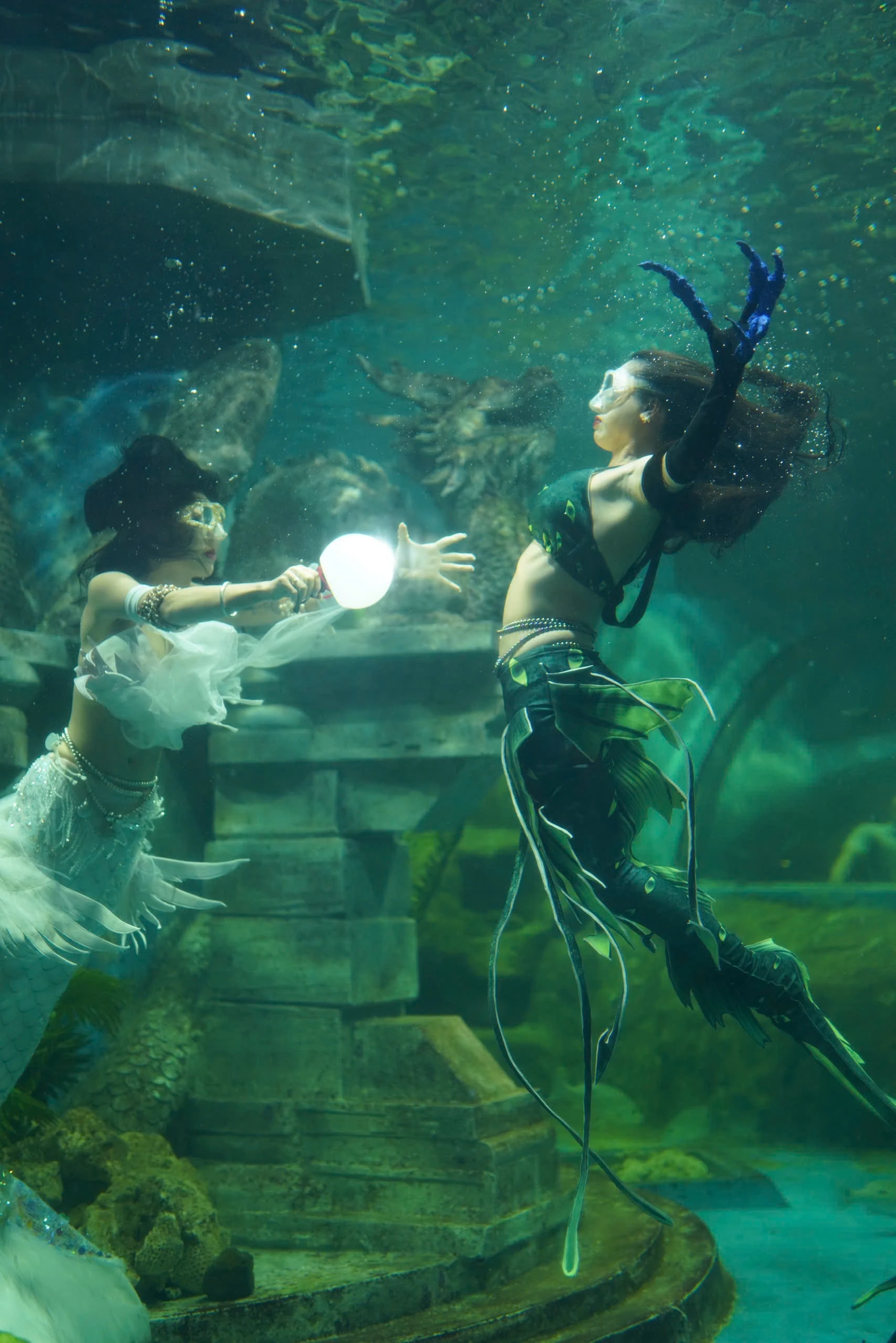 Nàng tiên cá tập gym, tập thở khắc nghiệt cho 25 phút biểu diễn - Hình 6