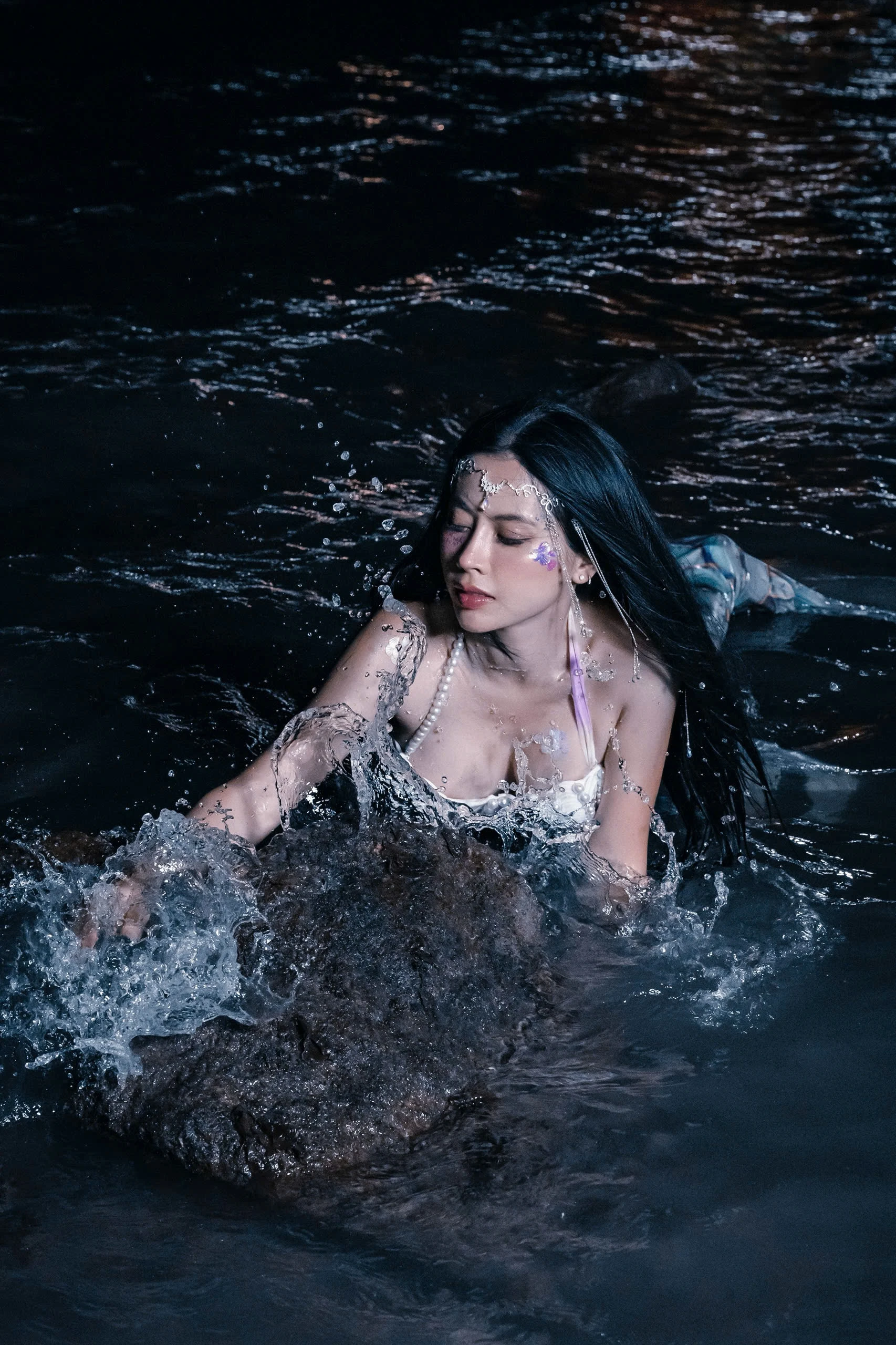 Nàng tiên cá tập gym, tập thở khắc nghiệt cho 25 phút biểu diễn - Hình 4