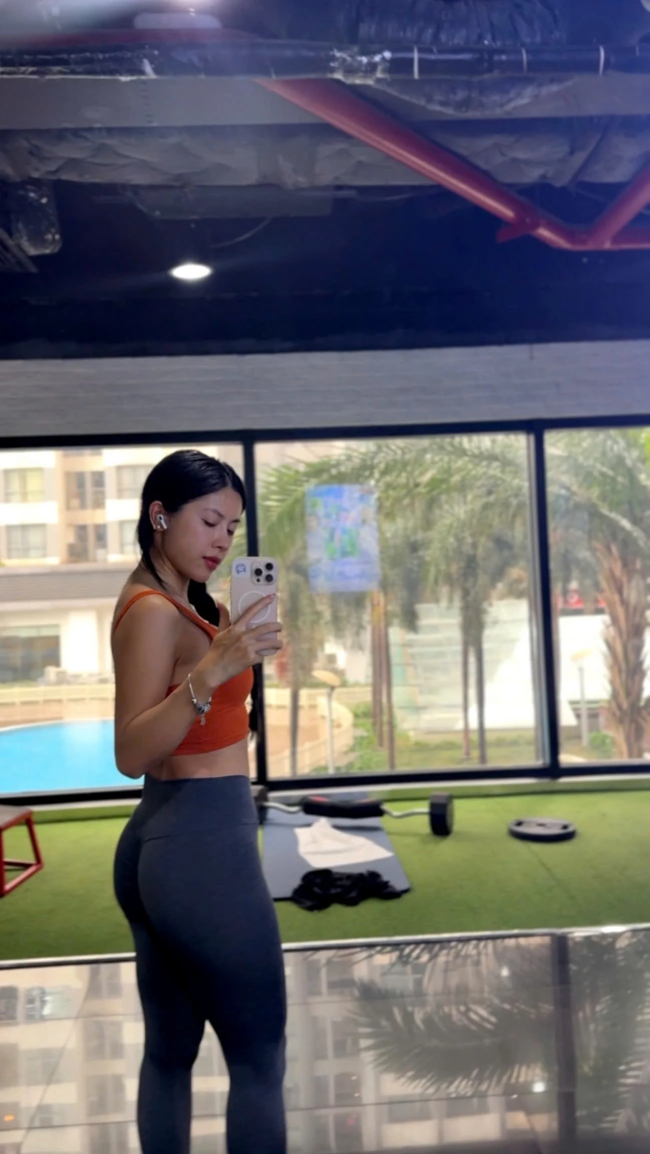 Nàng tiên cá tập gym, tập thở khắc nghiệt cho 25 phút biểu diễn - Hình 14