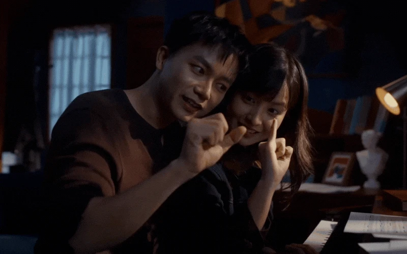 Nhạc sĩ đắt show nhất Việt Nam tình tứ cạnh gái xinh, 1 hành động làm cõi mạng phát sốt - Hình 1