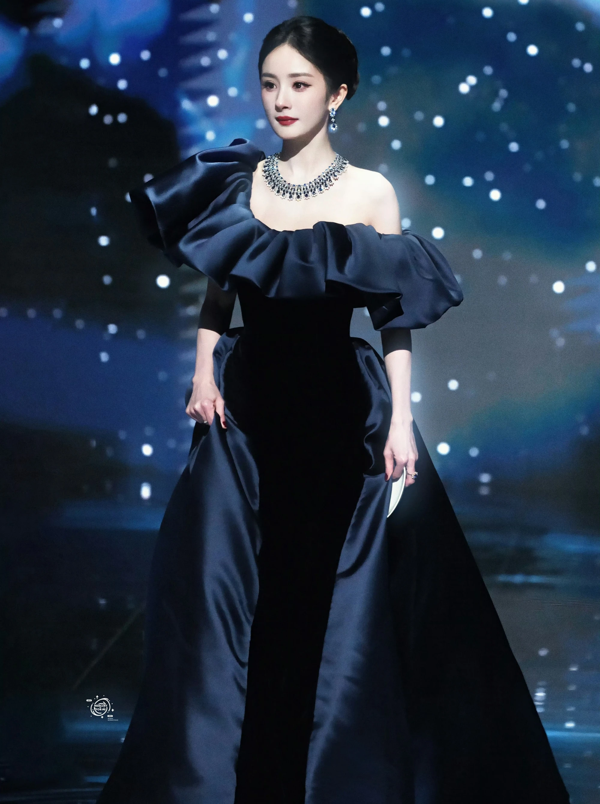 Mỹ nhân đẹp nhất Đêm hội Weibo: Thần thái cao sang như dát vàng lên mặt, đỉnh phát hờn luôn đấy - Hình 2