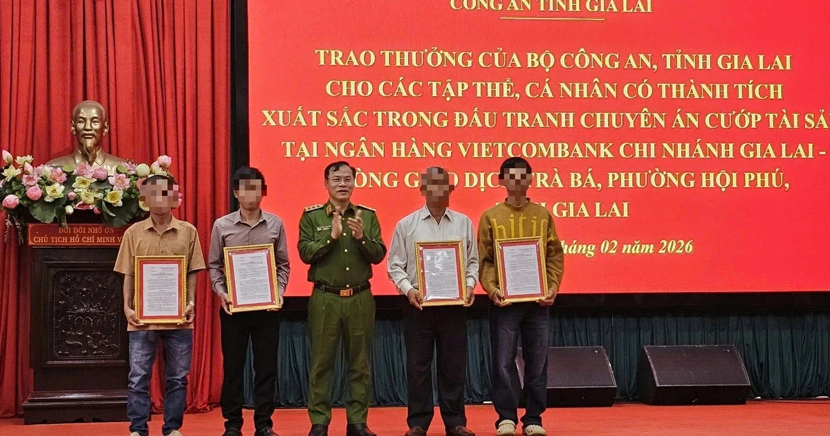 Hơn 5.000 tin nhắn, khen thưởng 5 người dân trong vụ cướp ngân hàng ở Gia Lai - Hình 1