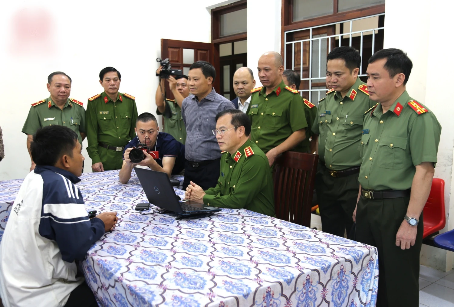 Hơn 5.000 tin nhắn, khen thưởng 5 người dân trong vụ cướp ngân hàng ở Gia Lai - Hình 5