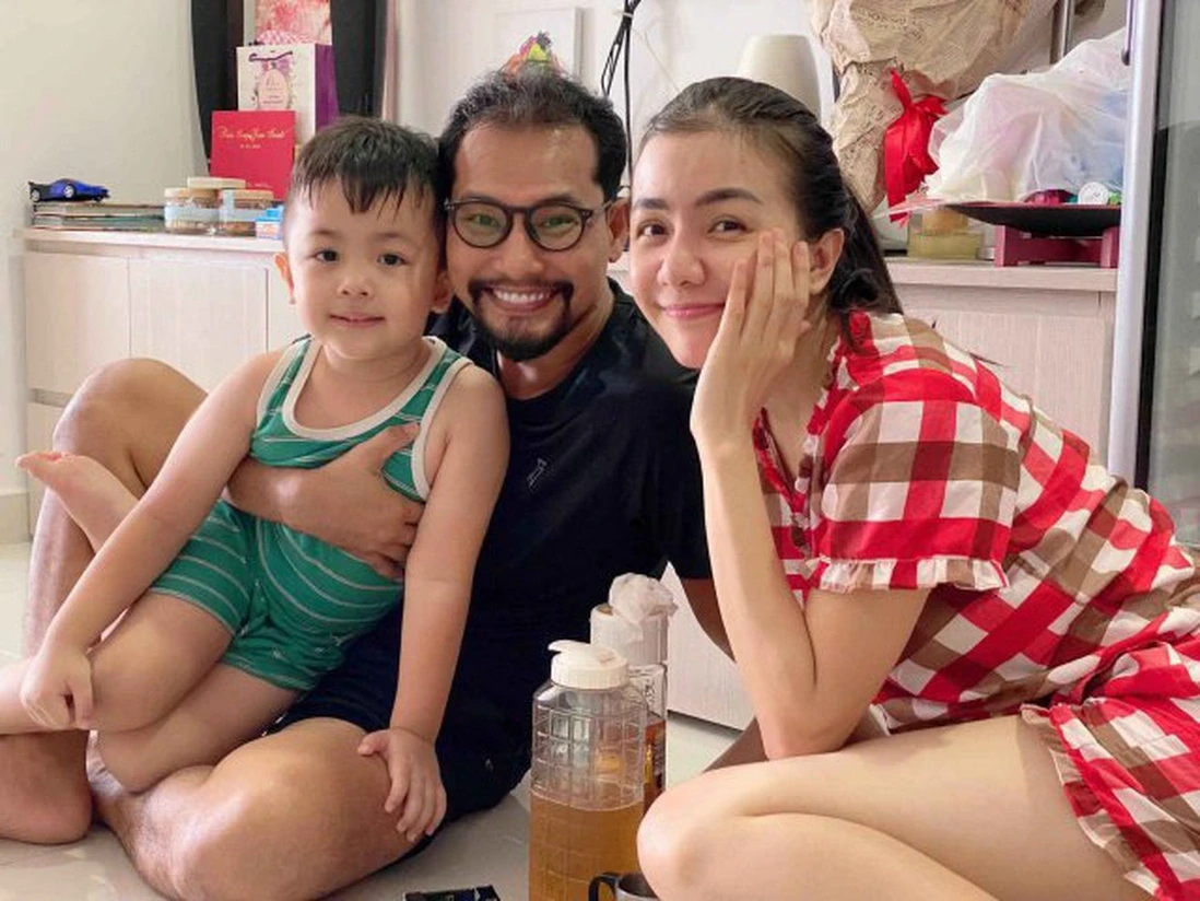 Huỳnh Đông cùng vợ con đột ngột rời Canada về Việt Nam, Vân Trang ẩn ý nói sốc - Hình 4