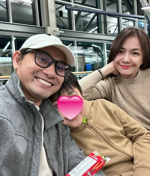 Huỳnh Đông cùng vợ con đột ngột rời Canada về Việt Nam, Vân Trang ẩn ý nói sốc - Hình 2