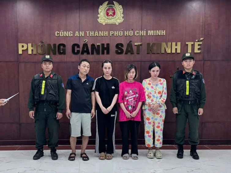 Đường dây bán hơn 10.000 chai nước hoa giả Chanel, Versace ở TPHCM - Hình 1