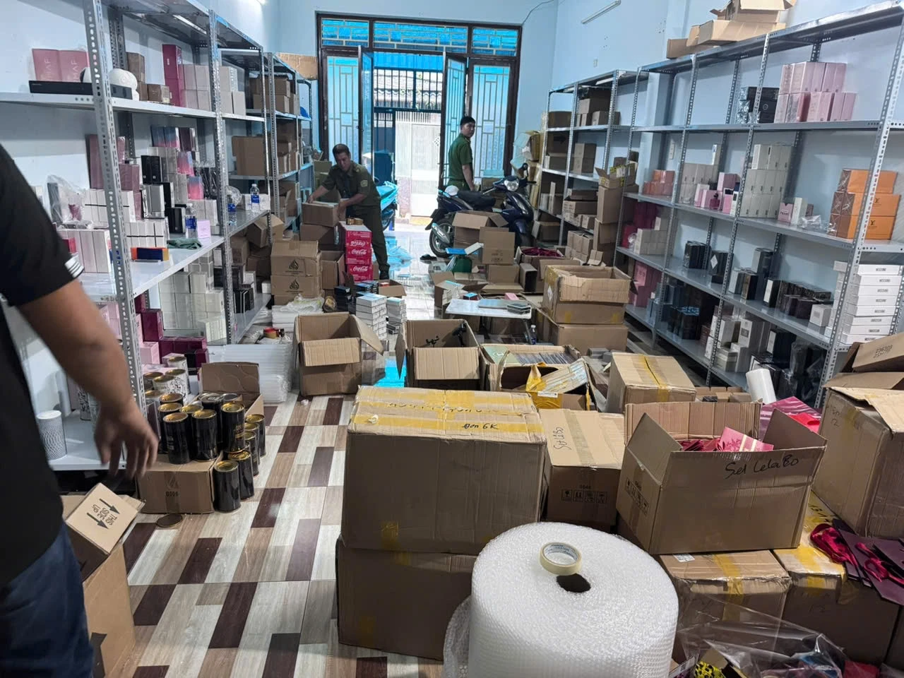 Đường dây bán hơn 10.000 chai nước hoa giả Chanel, Versace ở TPHCM - Hình 2