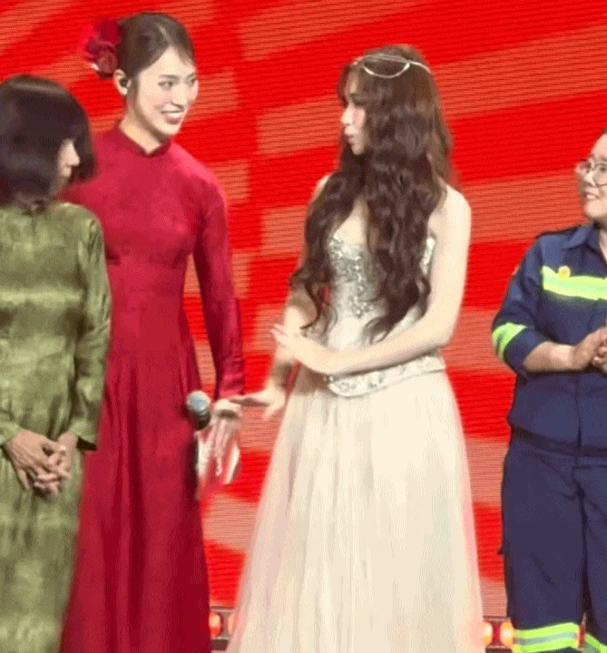 Hành động tinh tế của Hòa Minzy khi nhận giải Top 21 Nhân vật truyền cảm hứng tại WeChoice Awards 2025 - Hình 2