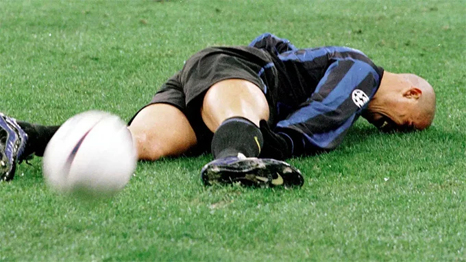 Kiểu tóc móng lừa, cú đánh lạc hướng thiên tài của Ronaldo - Hình 2