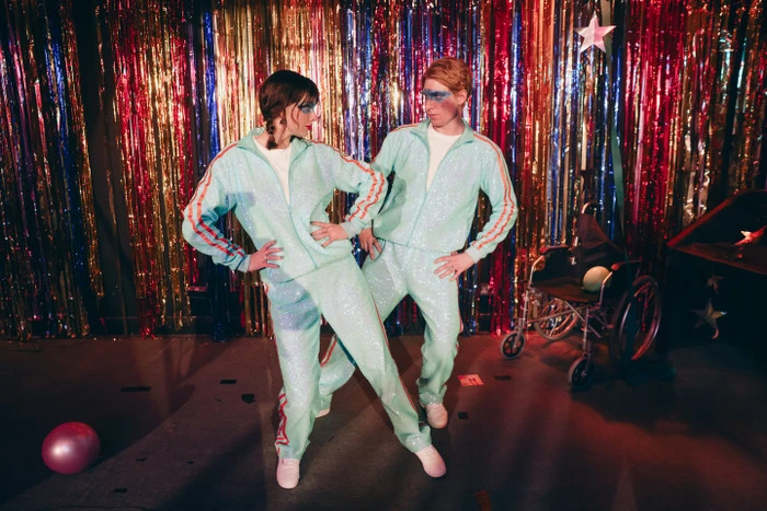 Taylor Swift đá xoáy người yêu cũ của mình và Travis Kelce trong MV mới: Rác thì mãi là rác? - Hình 5