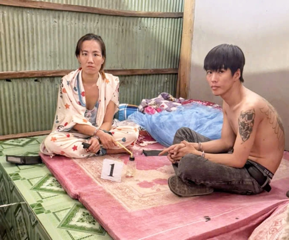 Bắt cặp vợ chồng hờ mua bán ma túy - Hình 1