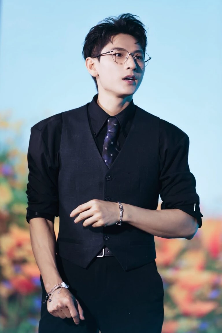 Showbiz Việt có mỹ nam chưa từng biết xấu: Đẹp như xé truyện bước ra, kỷ lục Top 100 nam thần Châu Á chưa ai phá vỡ - Hình 1