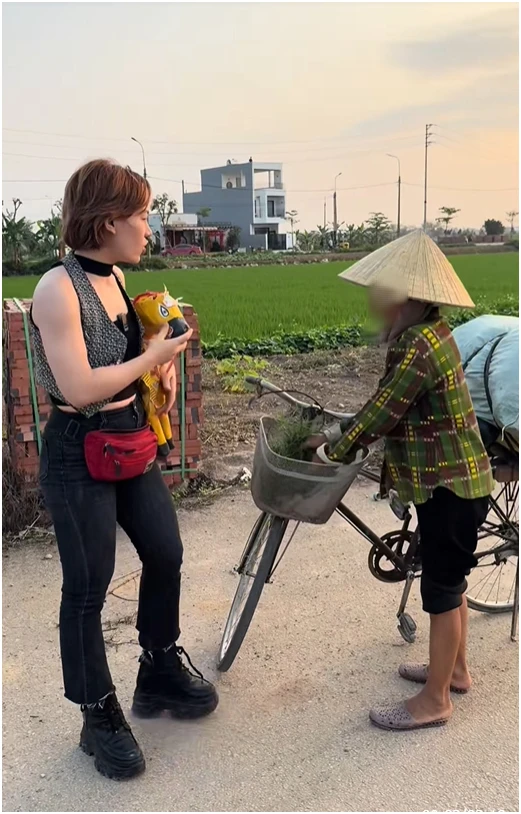 Đóng giả khách Hàn đòi bà cô dẫn đi khám phá nghĩa trang, diễn biến sau đó hút 10 triệu lượt xem - Hình 2