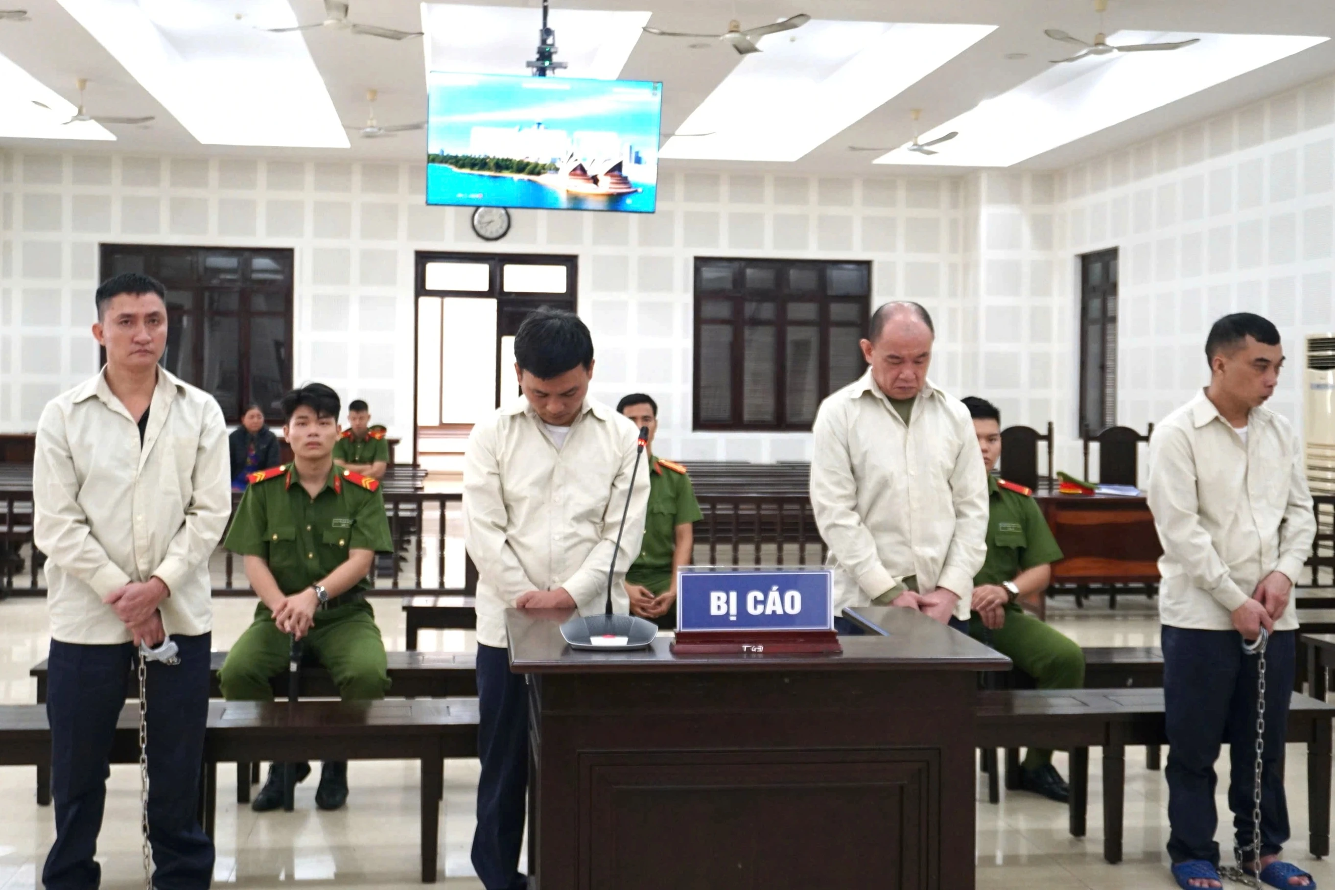 Chê nữ nhân viên rót bia lấy tiền đắt, 2 nhóm người gây náo loạn quán nhậu - Hình 1