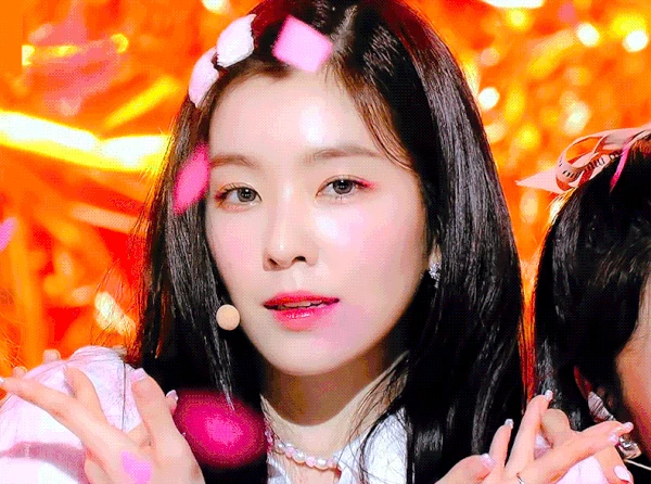 Nhan sắc gây sốc của mỹ nhân 12 năm không biết xấu là gì: Càng có tuổi càng đẹp, cạo trọc không thành vấn đề - Hình 5