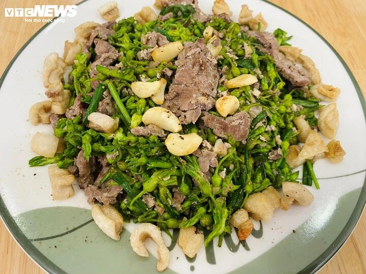 Cách làm bò xào hoa thiên lý thơm ngon - Hình 1