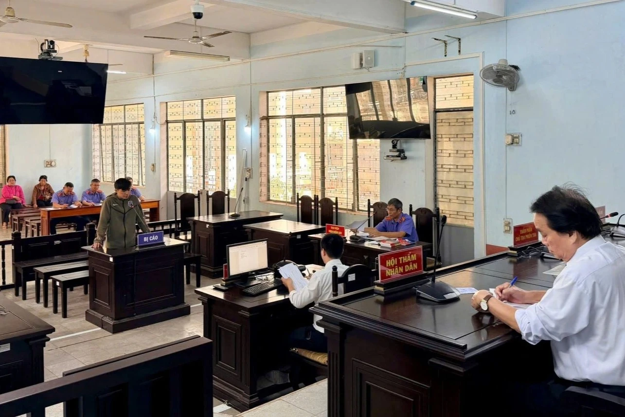 Cầm cố điện thoại rồi rủ thiếu niên 15 tuổi vào tiệm cướp lại - Hình 1