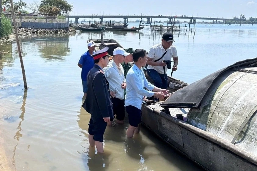 Chìm thuyền chở 11 người, 2 mẹ con tử vong: Gặp nạn khi xem lễ hội cầu ngư - Hình 2