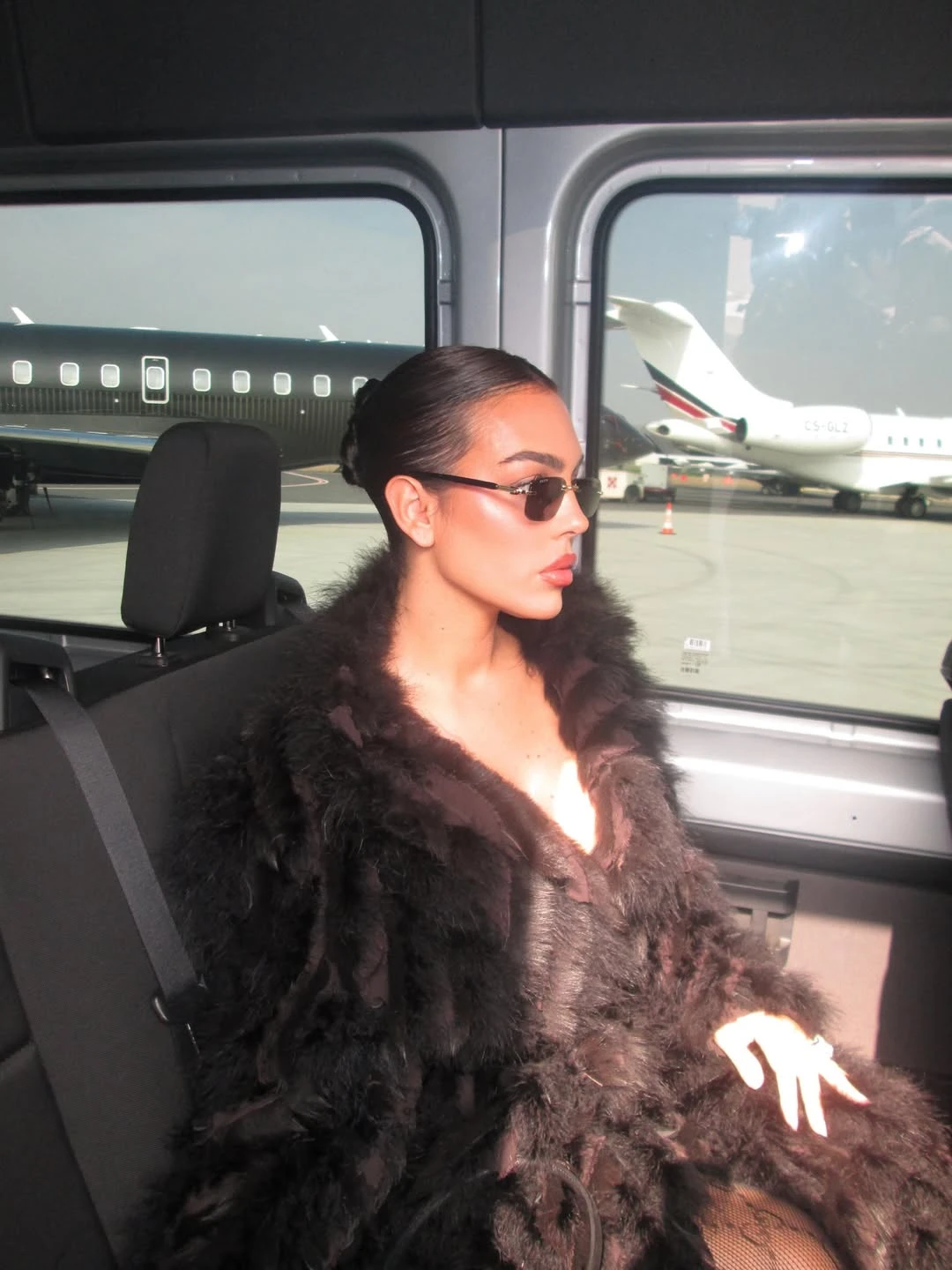 Cô gái đổi đời sau 30 phút tăng ca: Từ nhân viên bán hàng thành phú bà đồ hiệu, yêu tỷ phú bóng đá - Hình 2