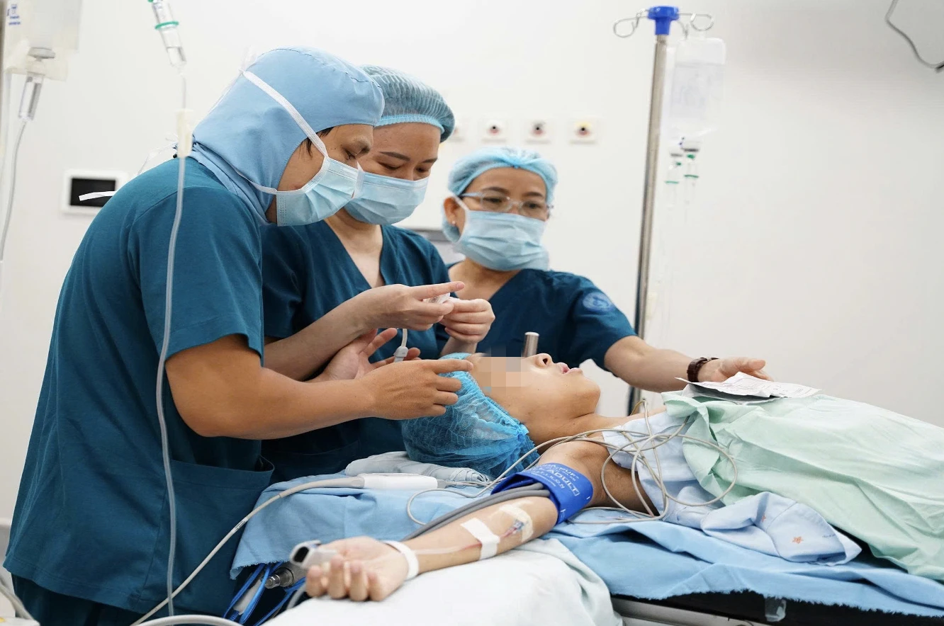 Ca ghép thận đầu tiên ở Bệnh viện Nhi đồng 1, tạng của mẹ cứu con nguy kịch - Hình 1