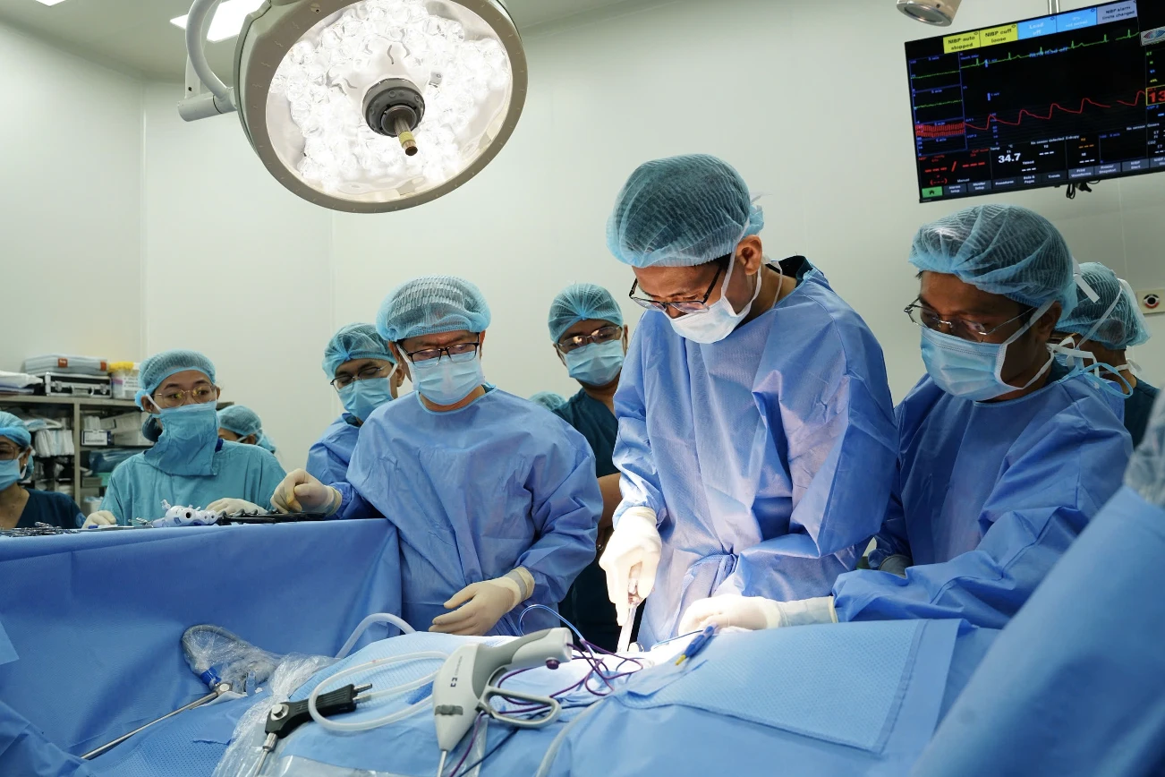 Ca ghép thận đầu tiên ở Bệnh viện Nhi đồng 1, tạng của mẹ cứu con nguy kịch - Hình 2