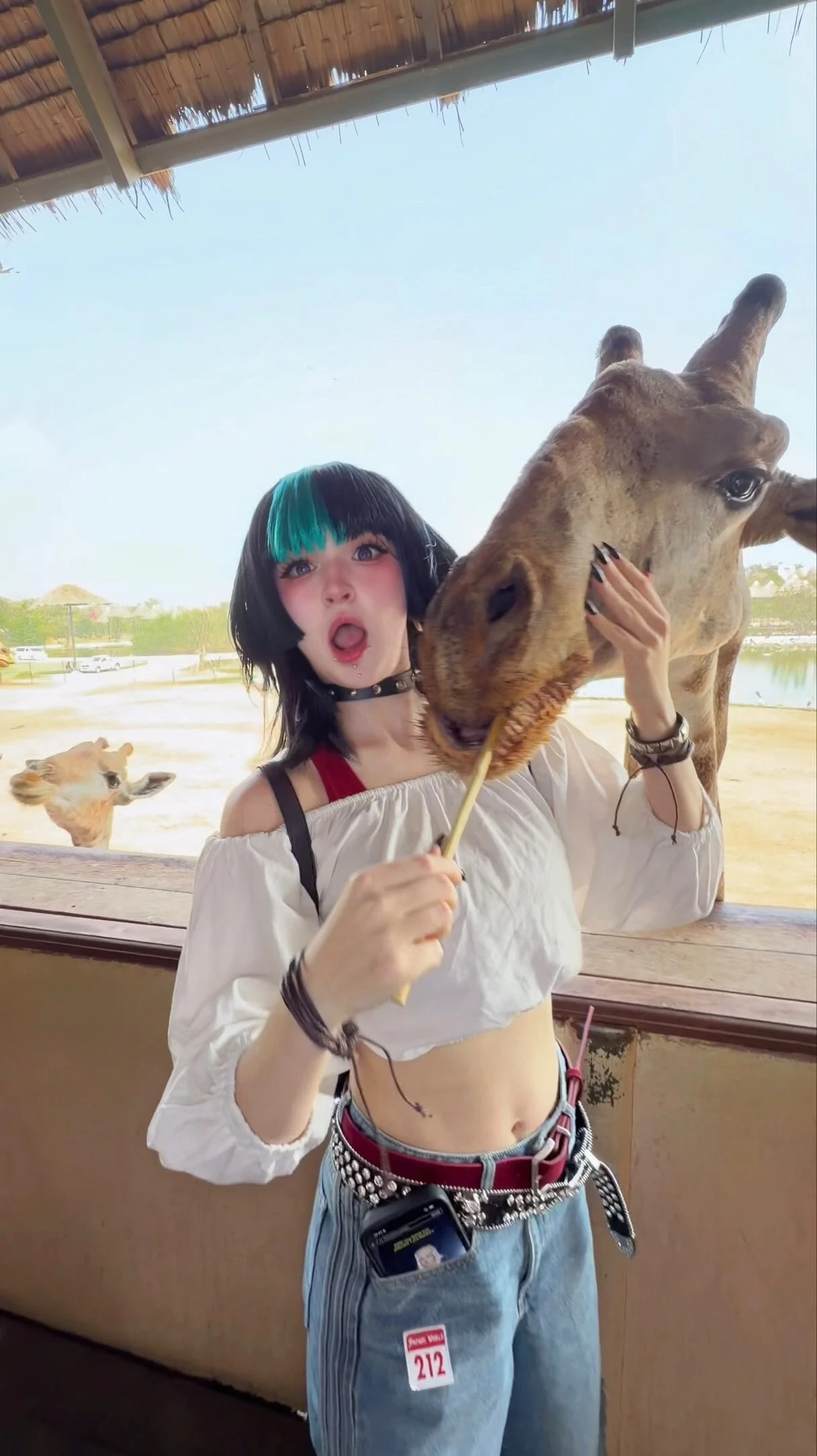 Biến hình thành Gojo Satoru bên hồ bơi, hóa ra đây là cách nữ coser 2 triệu follow hút view trên MXH - Hình 1