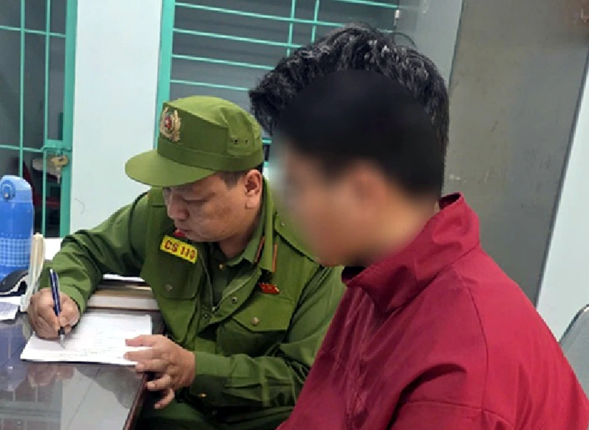 Thanh niên dùng điện thoại quay lén nhà vệ sinh nữ ở Hà Nội - Hình 1