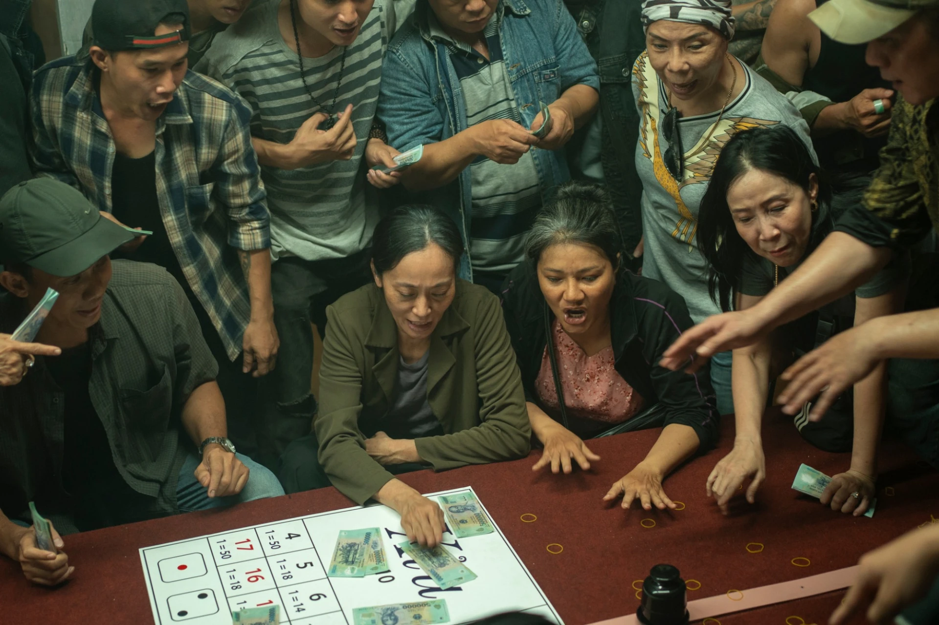 Nữ NSƯT đóng 10 vai như 1 vẫn đắt show khủng khiếp, càng xấu khán giả càng u mê - Hình 4
