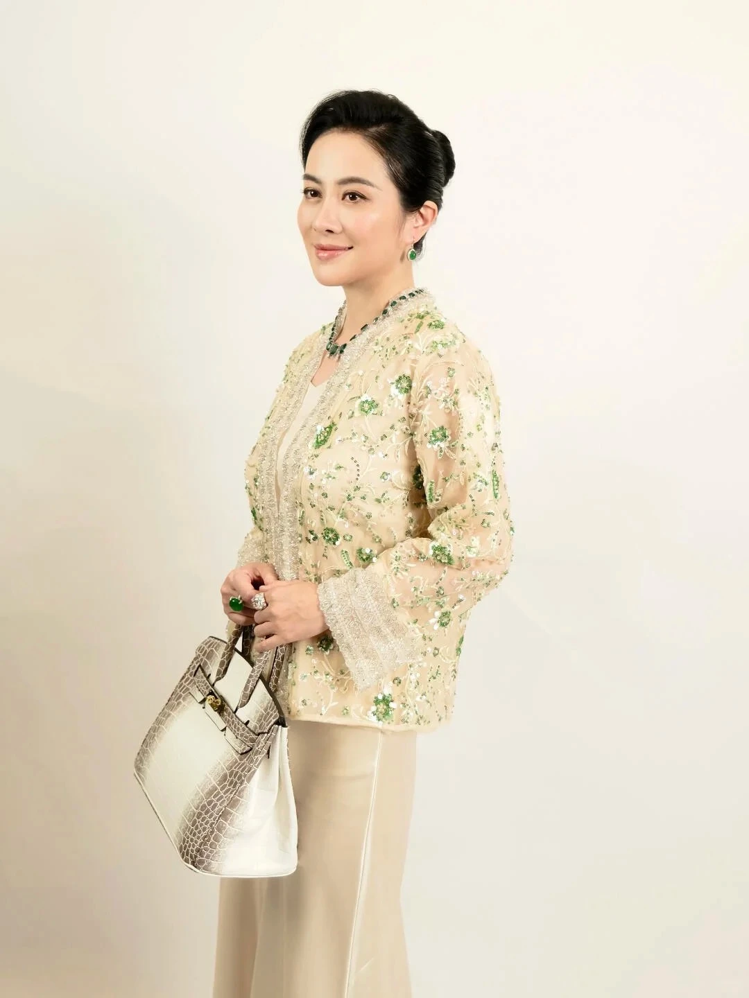 Phim ngắn Hoa ngữ giờ cuốn thế sao: Bóc giá set trang sức ngọc bích của Diệp Tuyền mới ngã ngửa vì sự thật này! - Hình 6