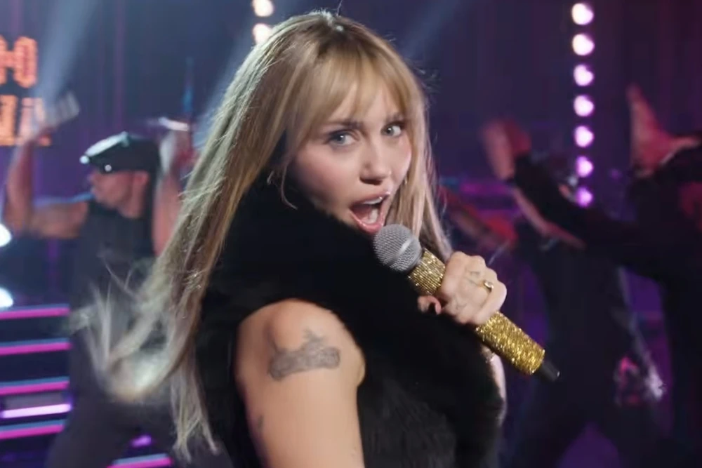 Đây chính là biểu tượng Hannah Montana sau 2 thập kỷ, nhan sắc U40 bẻ cong thời gian! - Hình 3