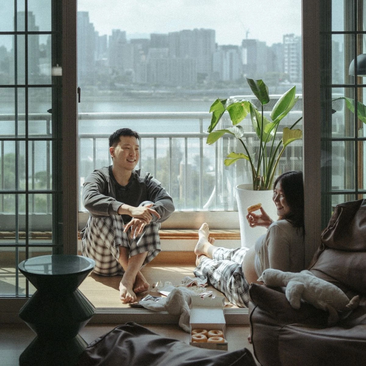 Còn trẻ, đi thuê chung cư sống cho sướng, để tiền du lịch, bục mặt trả góp nhà 50m2 làm cái gì?: Sale BĐS 8 năm lên tiếng - Hình 2