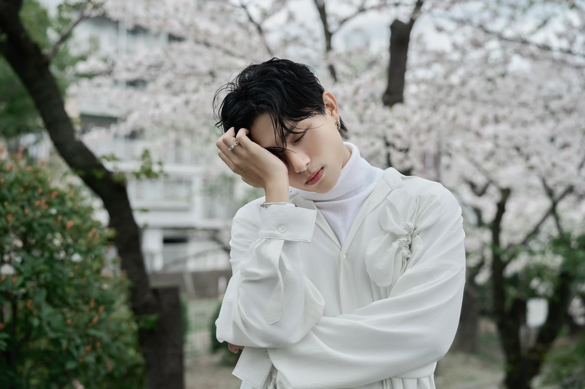 Dân tình mê mệt MV mới của hoàng tử Vbiz, thoát khỏi hầm công ty comeback chất cỡ này! - Hình 9