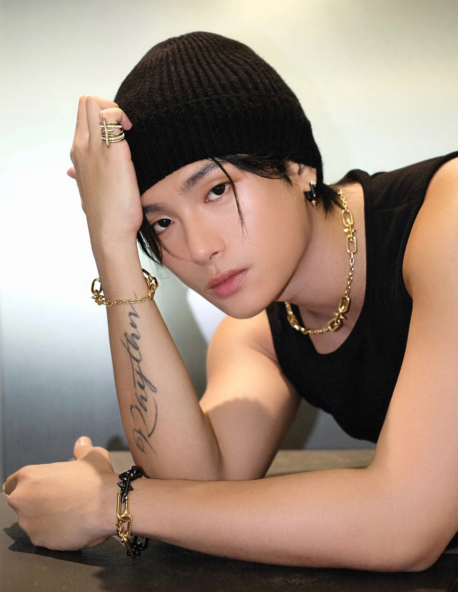 Dân tình mê mệt MV mới của hoàng tử Vbiz, thoát khỏi hầm công ty comeback chất cỡ này! - Hình 10