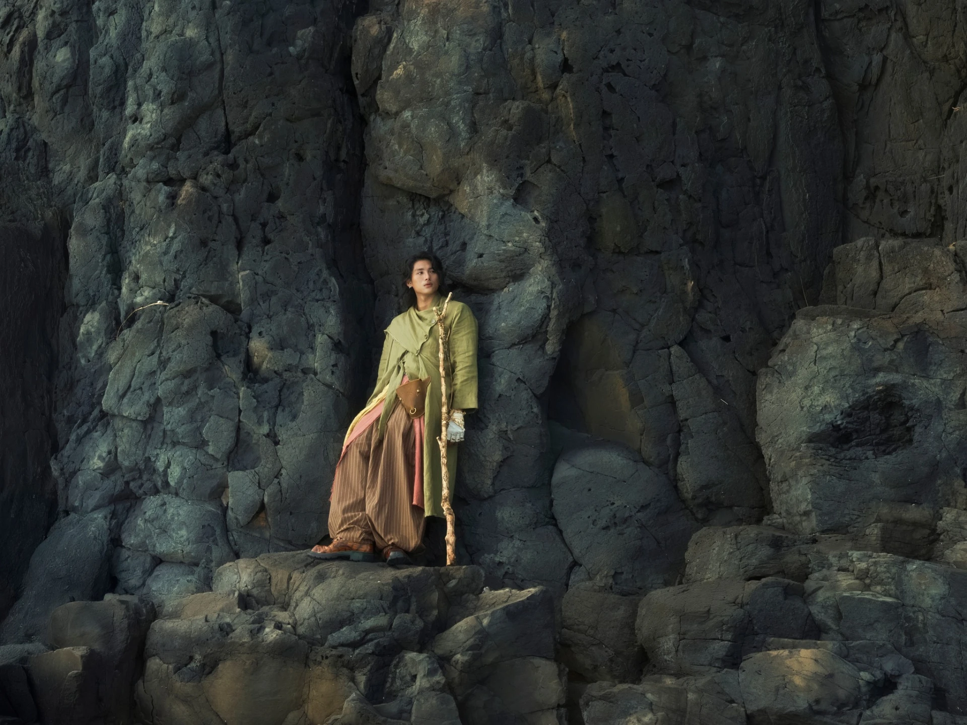 Hóa ra MV mới của GREY D nhiều ẩn ý thế này: Hỷ nộ ái ố và hành trình tìm ra sự cân bằng nhờ tình yêu - Hình 15