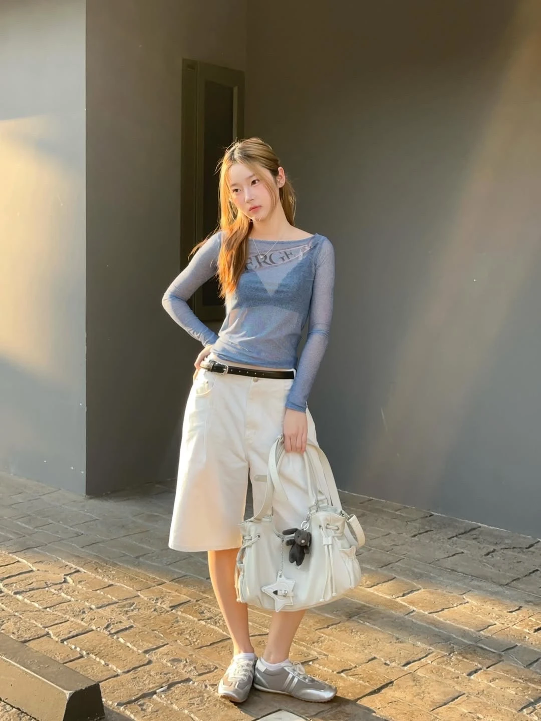 Khoe dáng đầy tinh tế với áo vải sheer - Hình 1