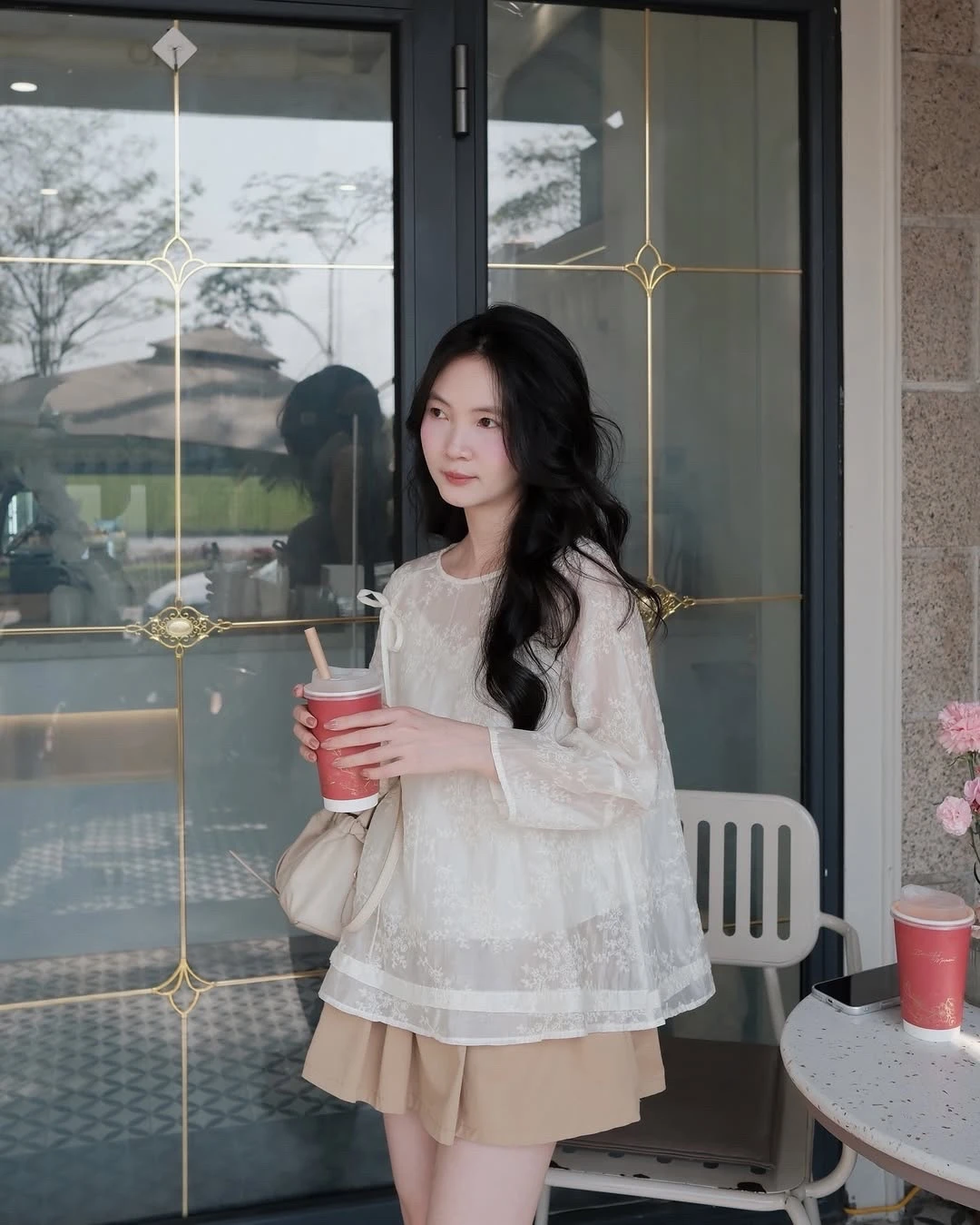 Khoe dáng đầy tinh tế với áo vải sheer - Hình 6