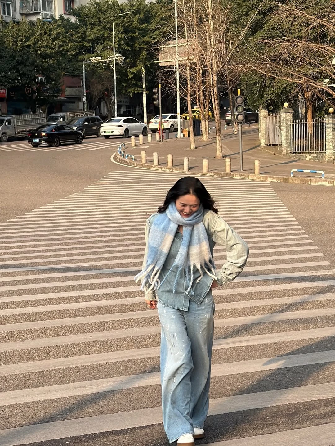 Phối đồ mùa hè thật năng động cùng áo sơ mi denim - Hình 4