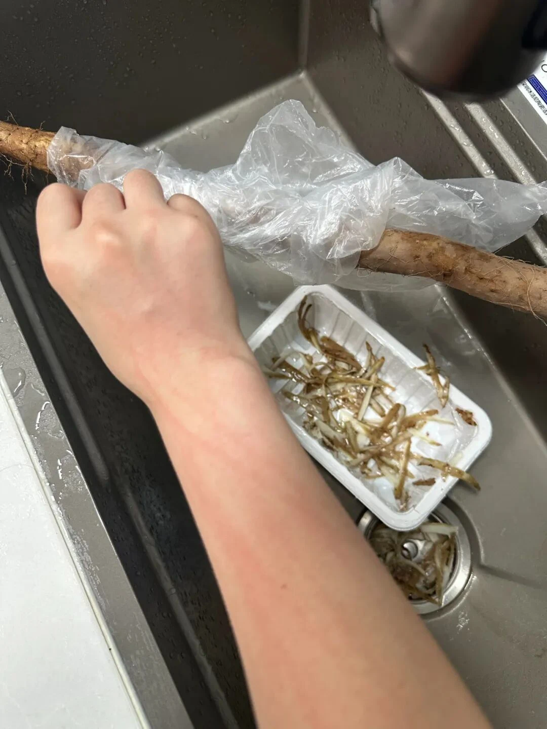 Tôi học được 8 mẹo bếp không tốn 1 đồng từ mẹ và nhận ra tiết kiệm đôi khi bắt đầu từ những điều rất nhỏ - Hình 8