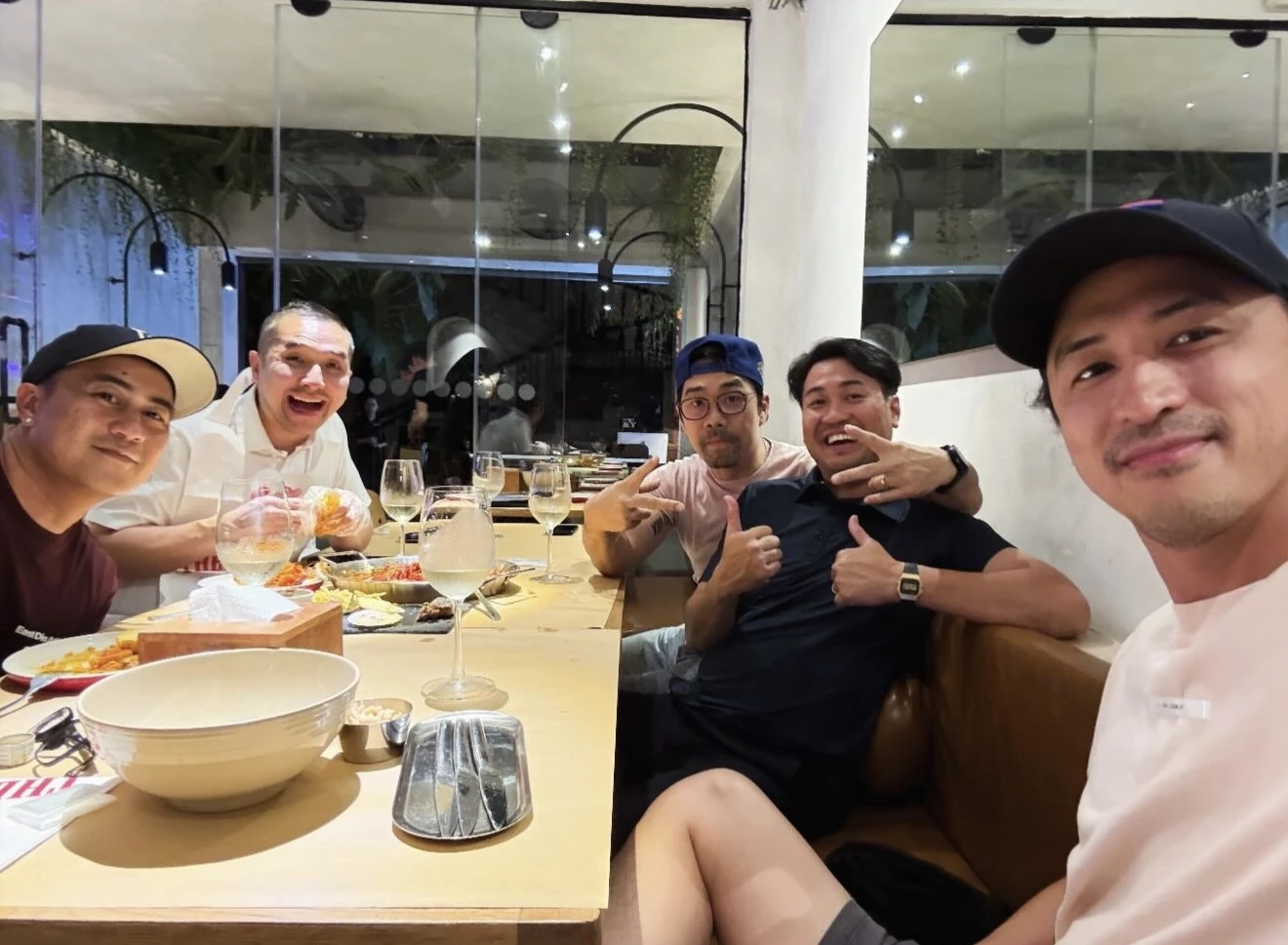 Ảnh gia đình tỷ phú Johnathan Hạnh Nguyễn gây chú ý - Hình 2