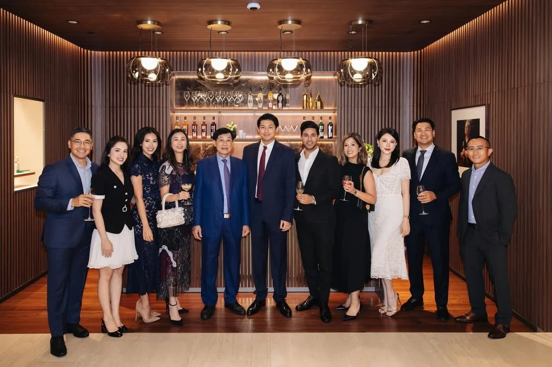 Ảnh gia đình tỷ phú Johnathan Hạnh Nguyễn gây chú ý - Hình 1