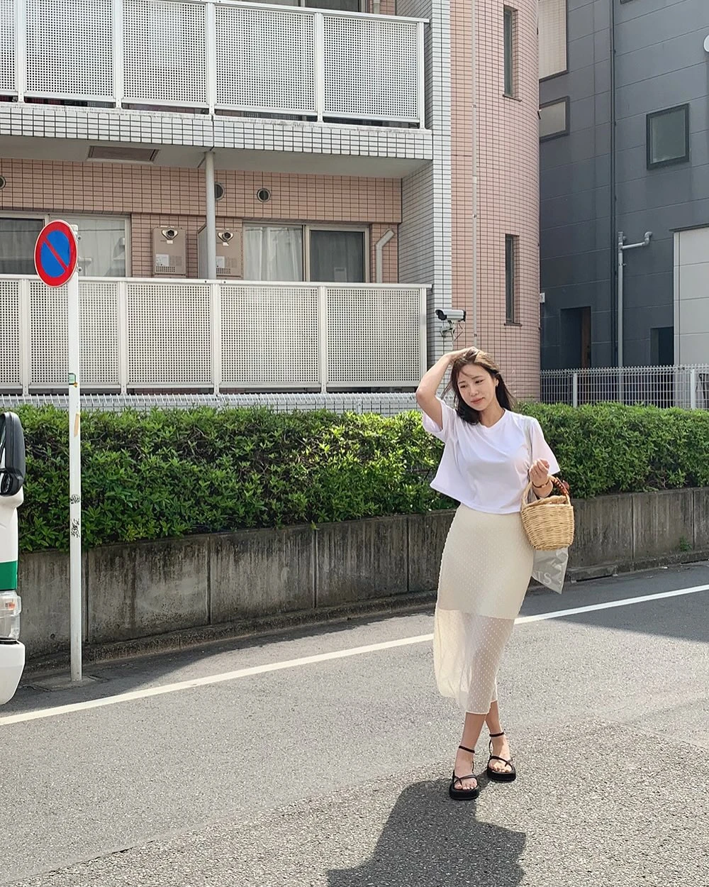 Mặc áo thun đi du lịch là rất hợp, 4 cách diện lên hình sống ảo cực xinh - Hình 2