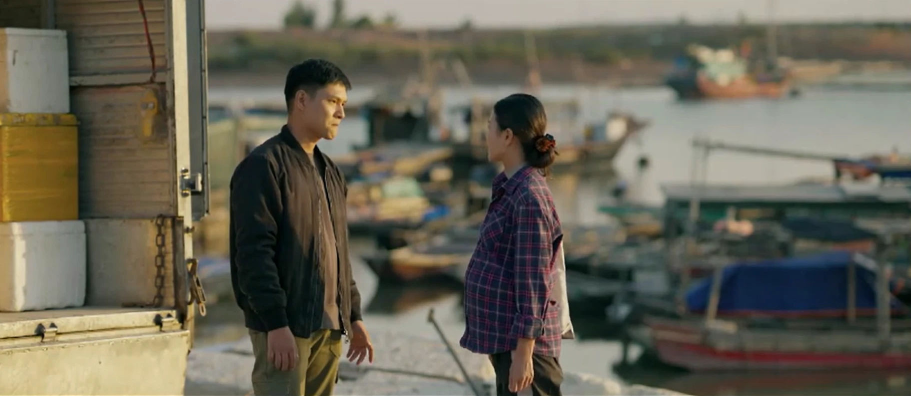 Không giới hạn - Tập 16: Phúc từ chối sự giúp đỡ từ anh em, người dân gây rối vì bị mất hết tiền - Hình 11