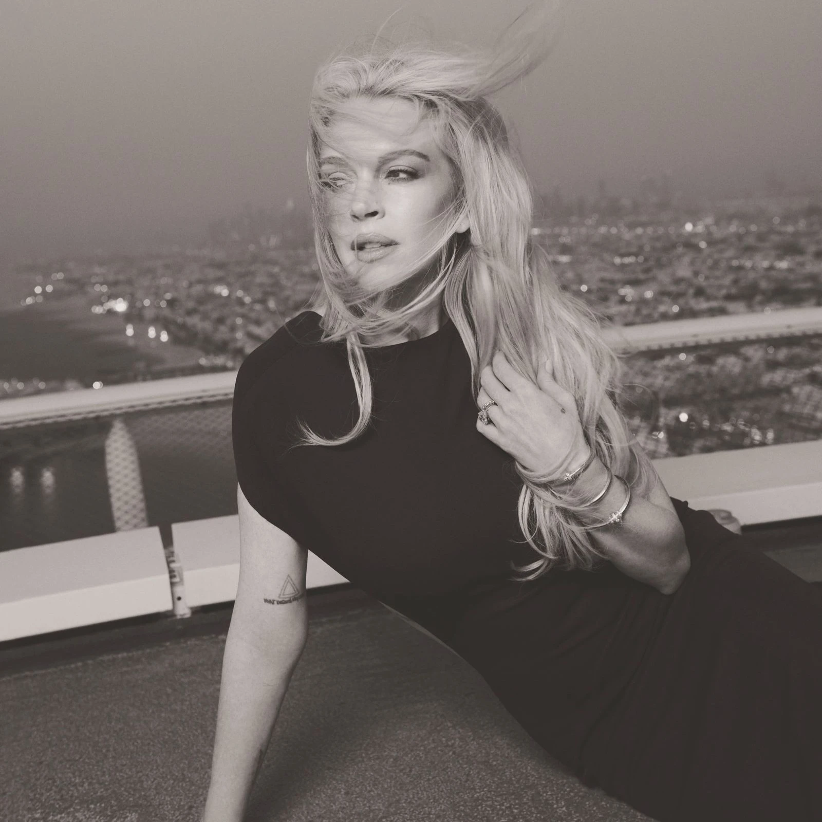 Lindsay Lohan lão hóa ngược ở tuổi 40, hồi sinh sau tháng ngày đen tối - Hình 8